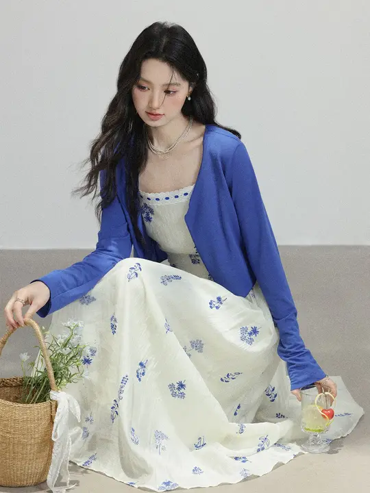 春にぴったりな杏色フラワープリント吊り帯ワンピース【ウエスト切替・ブルーニットトップス・セットアップ対応】