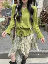 春にぴったりの草色Vネックウエストリボンニットトップスと不規則なデザインのスカート（セットアップ対応）