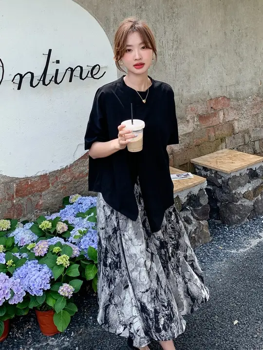 スタイリッシュなTシャツとスカートの二点組み合わせ【上品で若々しいデザイン・小柄女性向け・ファッション】
（セットアップ対応）