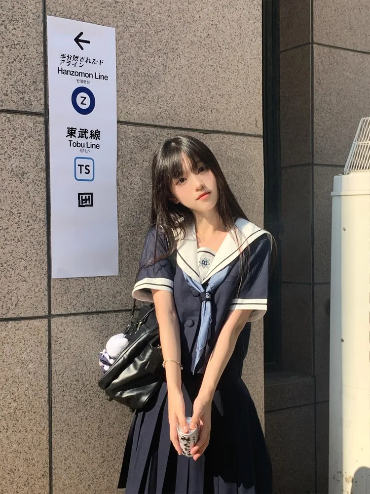 水兵服をどう選ぶ？夏でも冬でも使える「紺色セーラー服」の本当の魅力とは