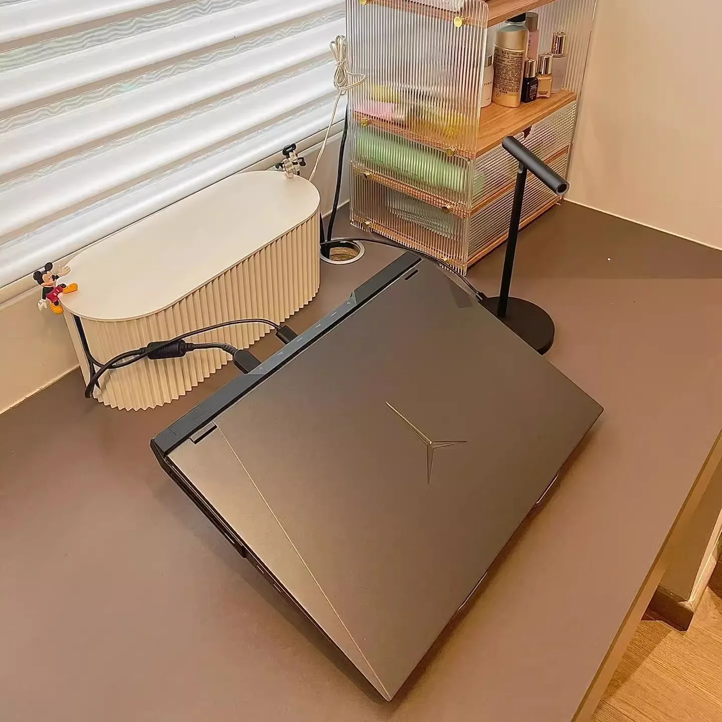 デスク上用ケーブルボックス：電源タップ収納と充電器整理の実用性を検証