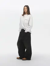 ゆったりとしたデザインのゴシックスタイルロゴプリント長袖Tシャツ【秋冬向け・落肩デザイン】（セットアップ対応）
