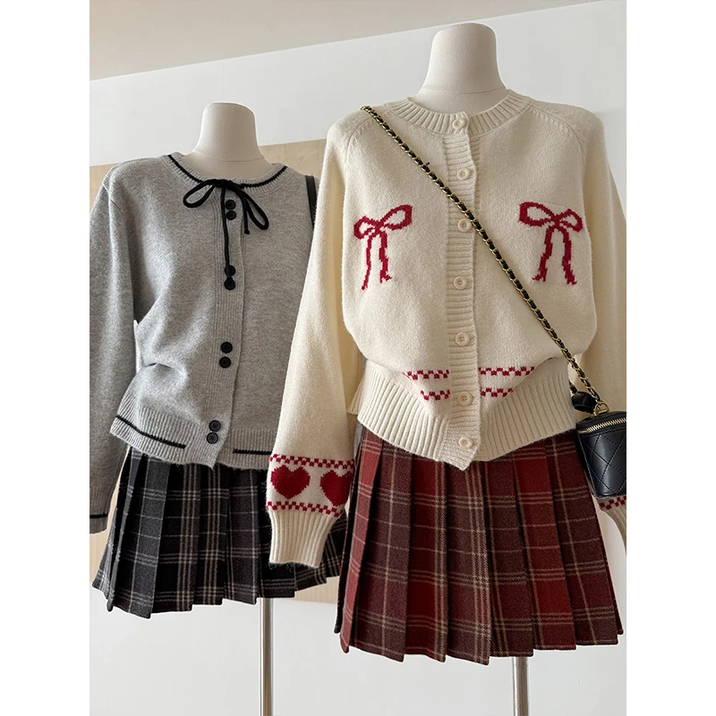 RENA バイカラー チェック柄 ウールJKスカート：秋冬シーズンに最適なハーフ丈プリーツデザインの実用性解析