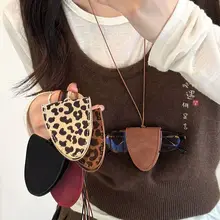レオパード柄レ  ザー製マグネット式メガネクリップネックレス【春夏向け・長めのストラップ・おしゃれアクセサリー】（セットアップ対応）