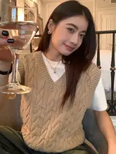 グレーのVネック編み込みニットベスト【春用・レイヤードスタイル・ウール混】