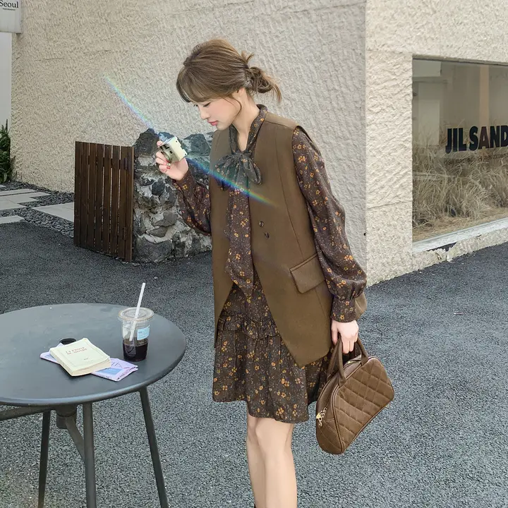 華やかなフラワープリントの長袖ワンピースとジャケット風ベスト【高級感・秋向け】（セットアップ対応）