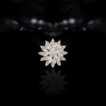 回転する雪の結晶ブローチ【高級感あふれるデザイン・スーツにも最適】