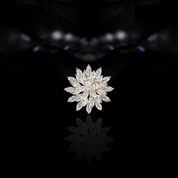 回転する雪の結晶ブローチ【高級感あふれるデザイン・スーツにも最適】