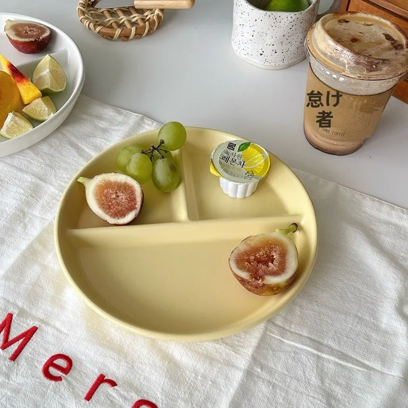 シンプルマット仕上げの円形トリプルディッシュ：3区画設計で朝食・フルーツ・子供用に最適な実用性