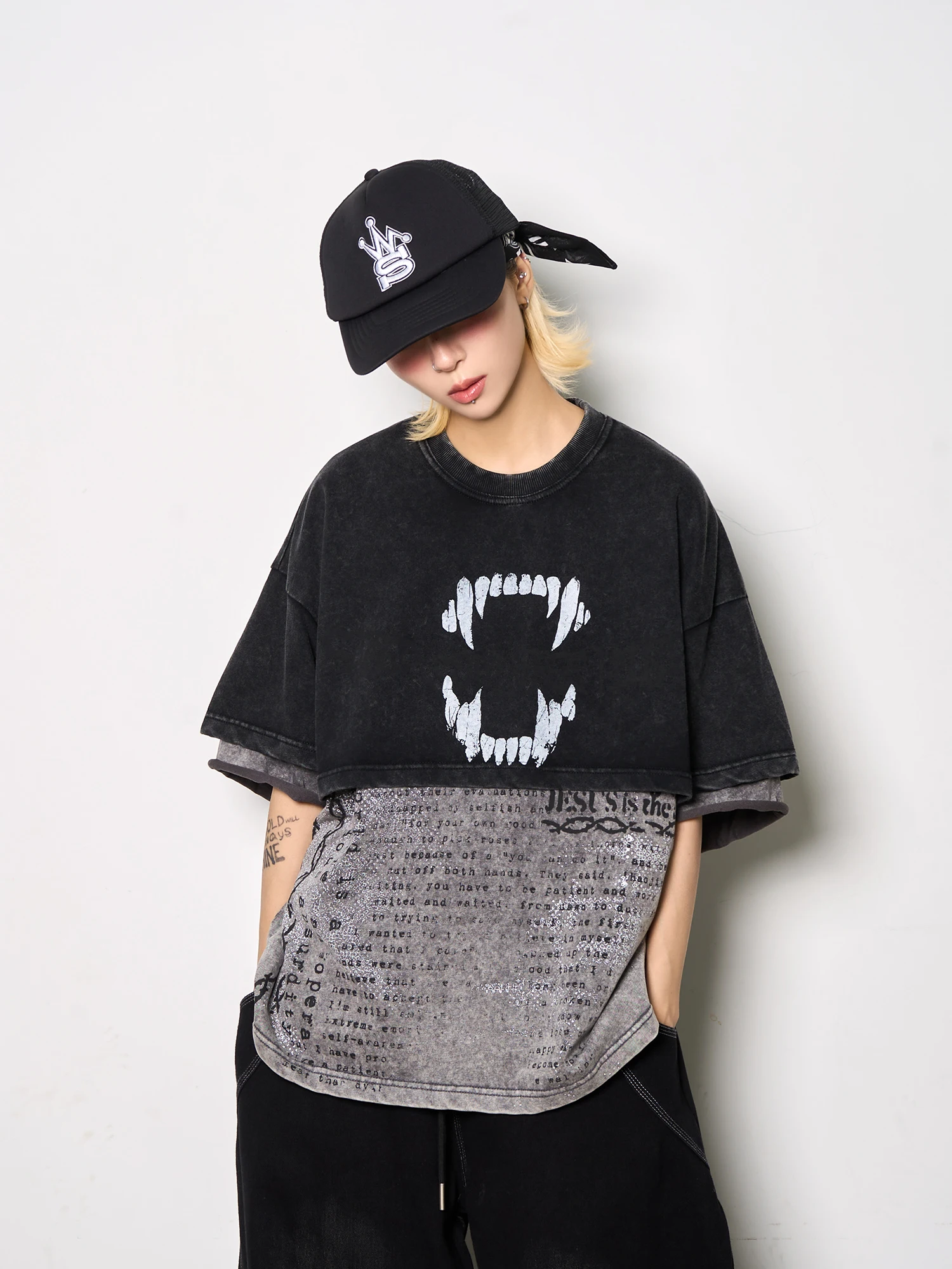 アメリカンスタイルの獣牙プリント半袖Tシャツ：ダサいデザインをどう見直すか