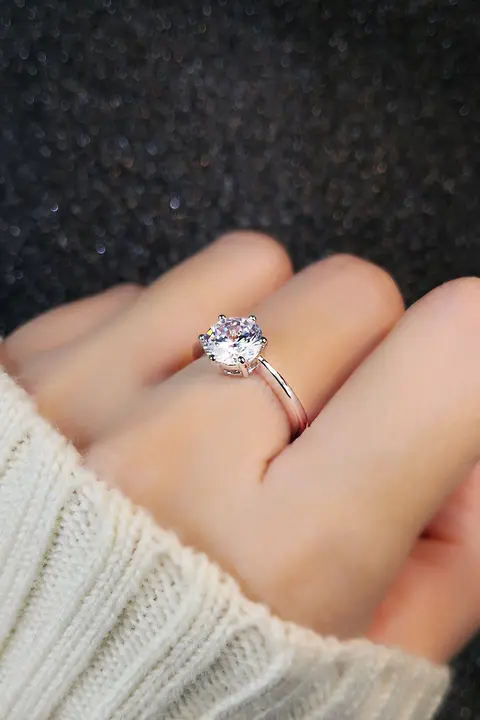 六爪デザインの仿真ダイヤモンドリング【結婚・プロポーズ用・シンプルで個性的】