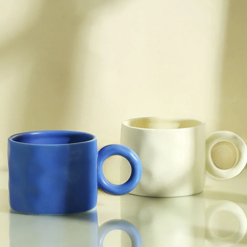 手捏模様の大容量マグカップ：クラインブルー陶器製の390mlコーヒーカップの実用性と使い方