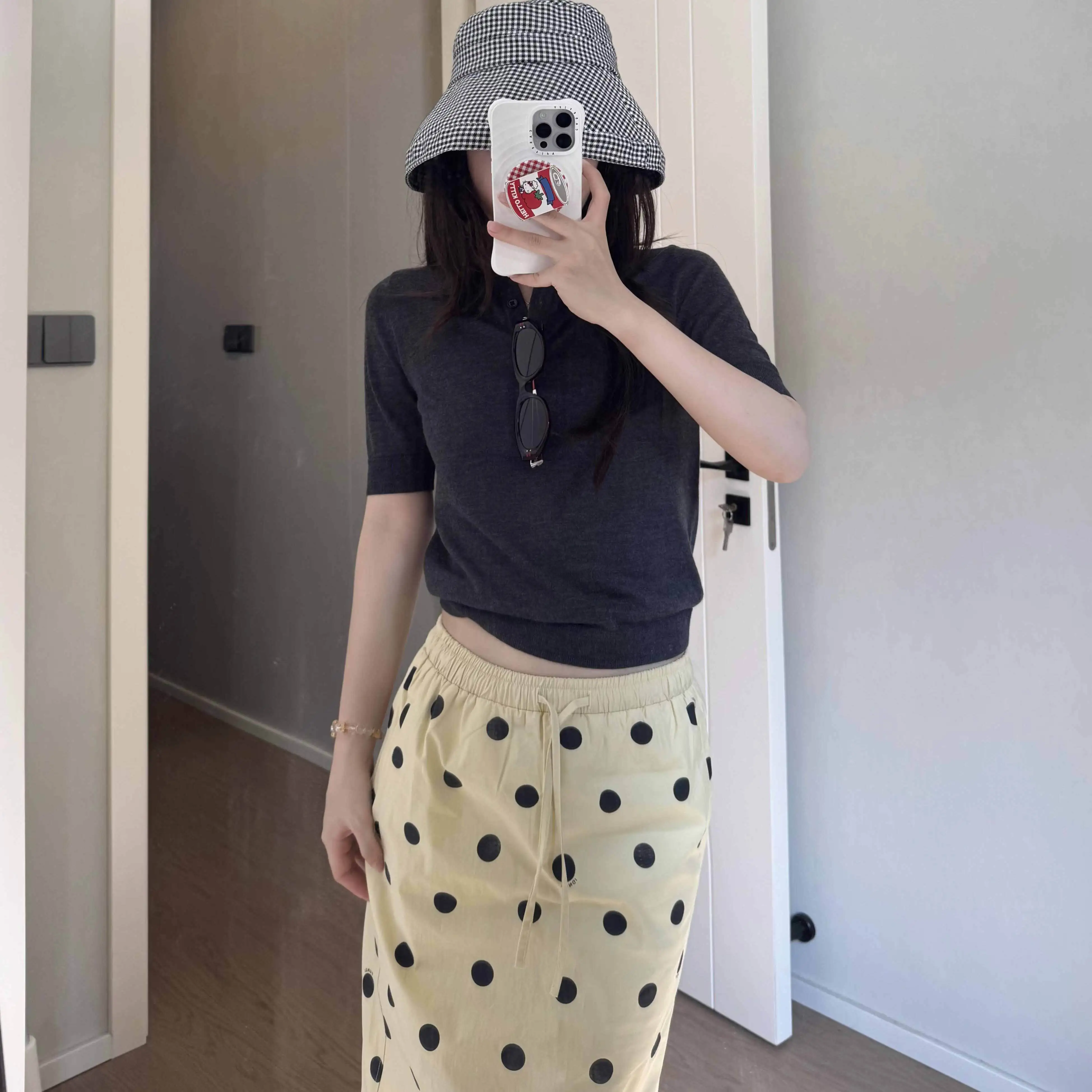 ベージュ スカートと薄いドットスカート、どちらが夏のコーデに最適？