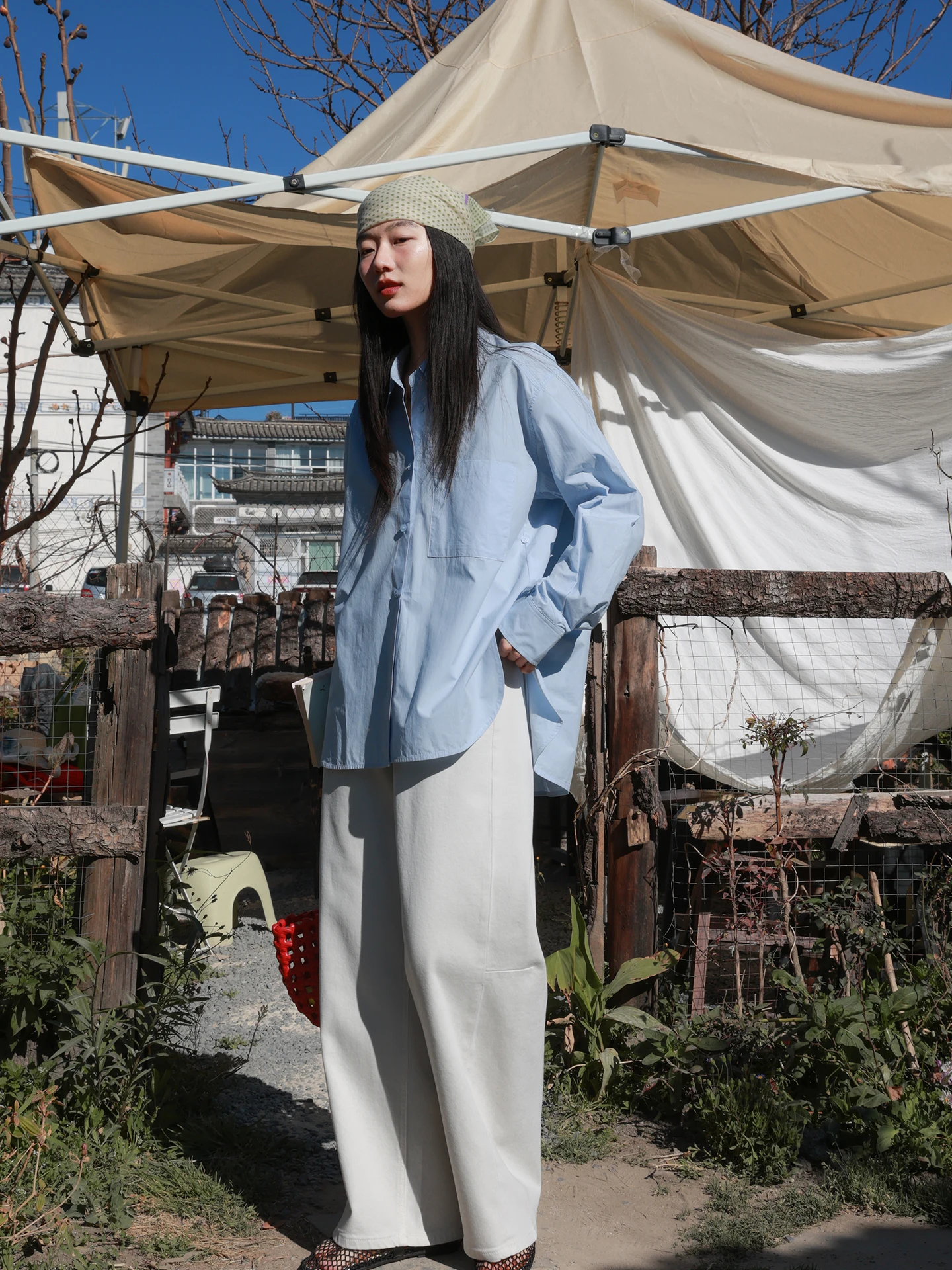 春のカジュアルな高腰デニムパンツ：女性用フィットスタイルの実用性と着こなしのバランス