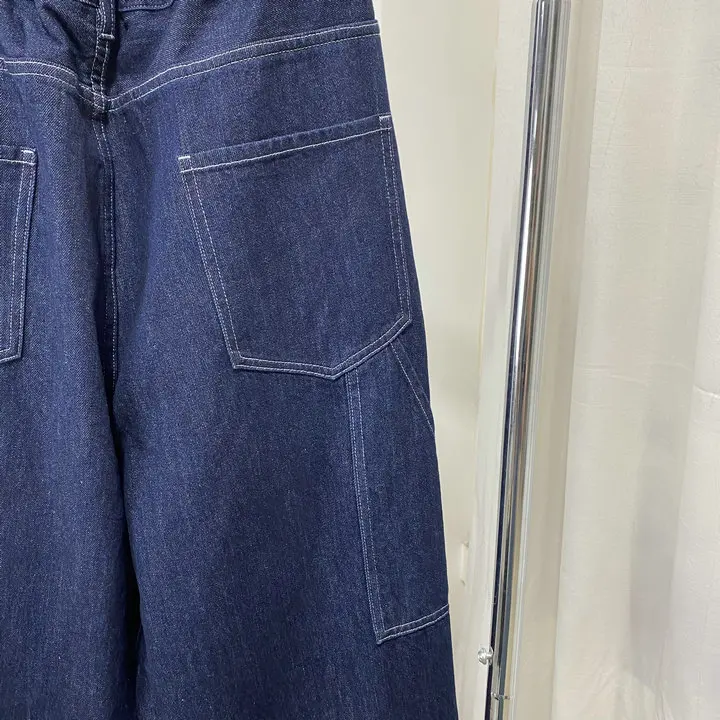 春コーデの基本アイテムとしてのハイウエストデニムワイドパンツ