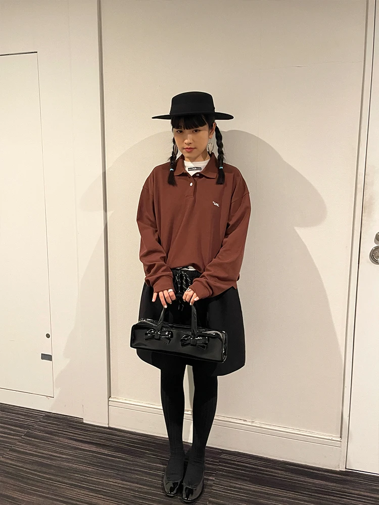 カフェ店員の服装にぴったりな1着は？その答えは「コーヒー色のロゴ刺繍ポロシャツ」