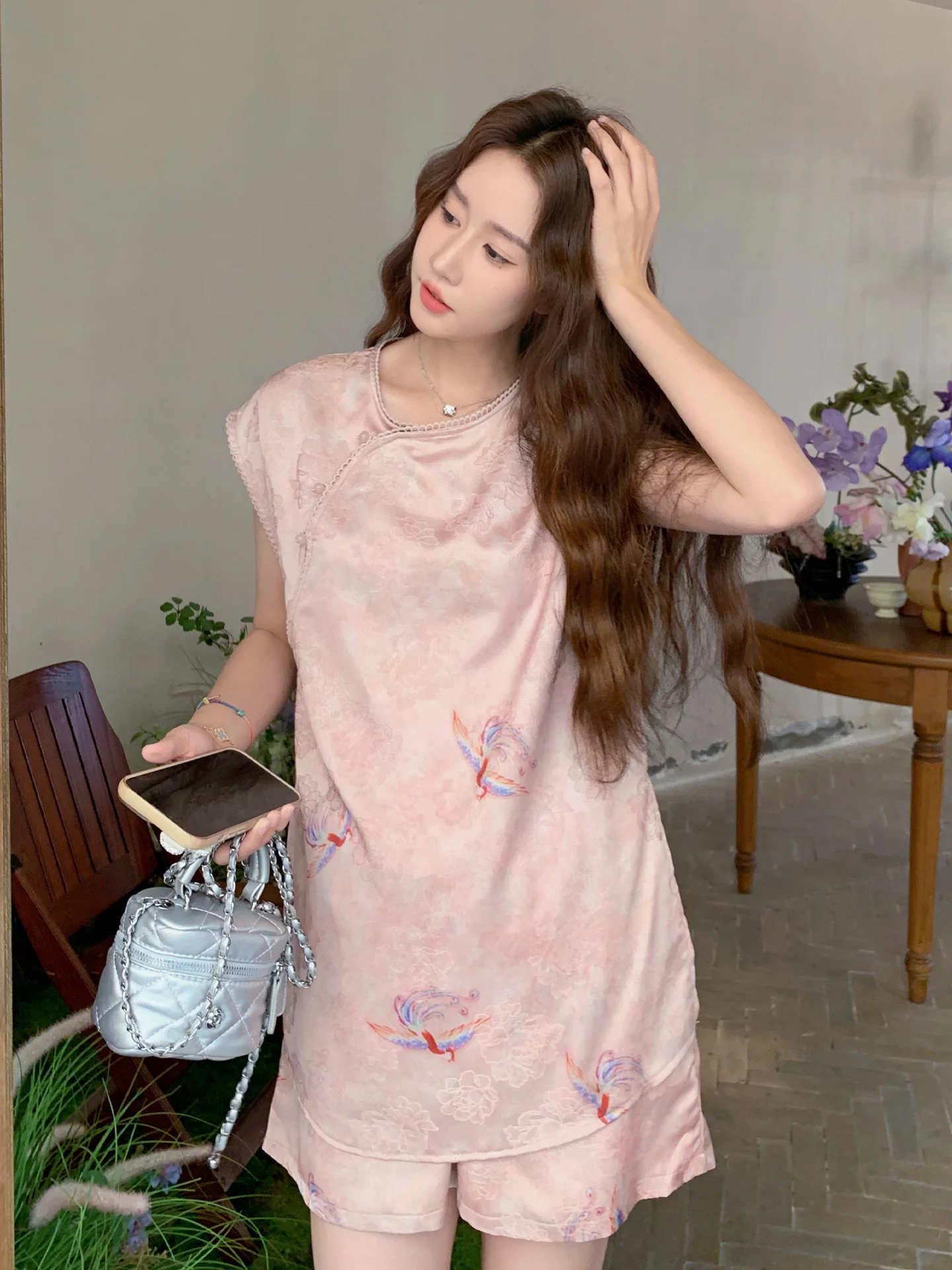 ピンクベージュ 服 とは？国風デザインの夏用セットアップの実用性と着こなしのポイント