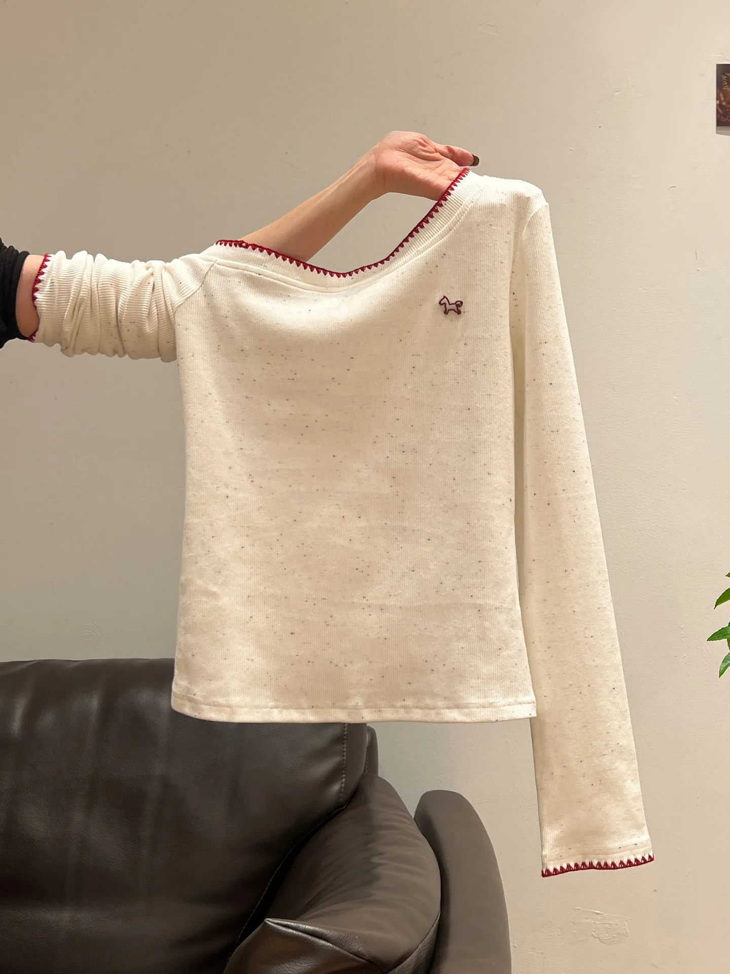 20代後半の女性が今、選ぶべき春のコーデは？斜め肩Tと刺繍デニムの組み合わせが答え