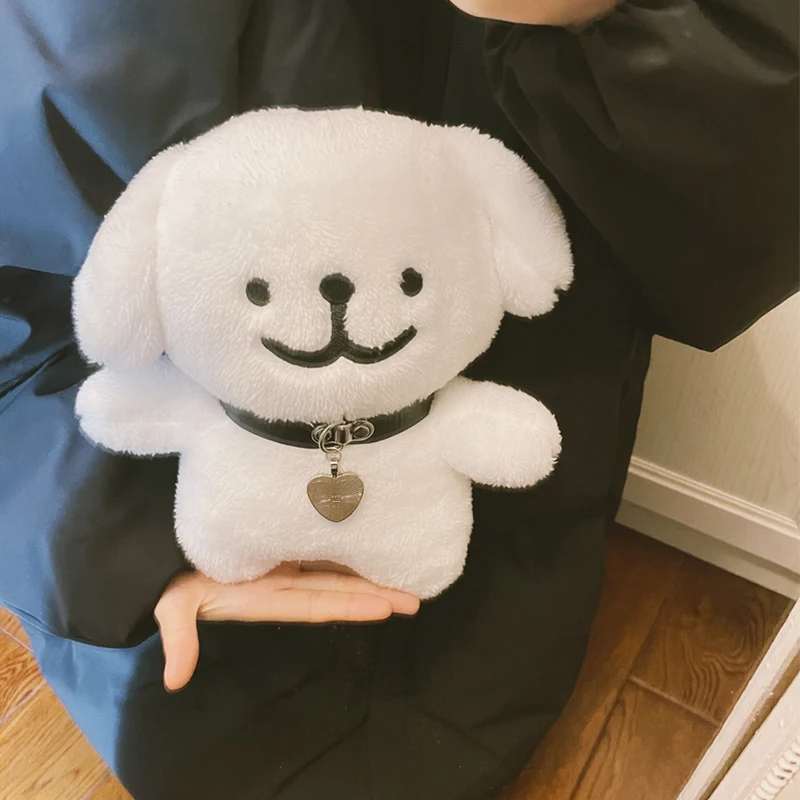 白い犬のぬいぐるみ：おしゃれな首輪付きフォトプロップスと抱き枕の実用性解析