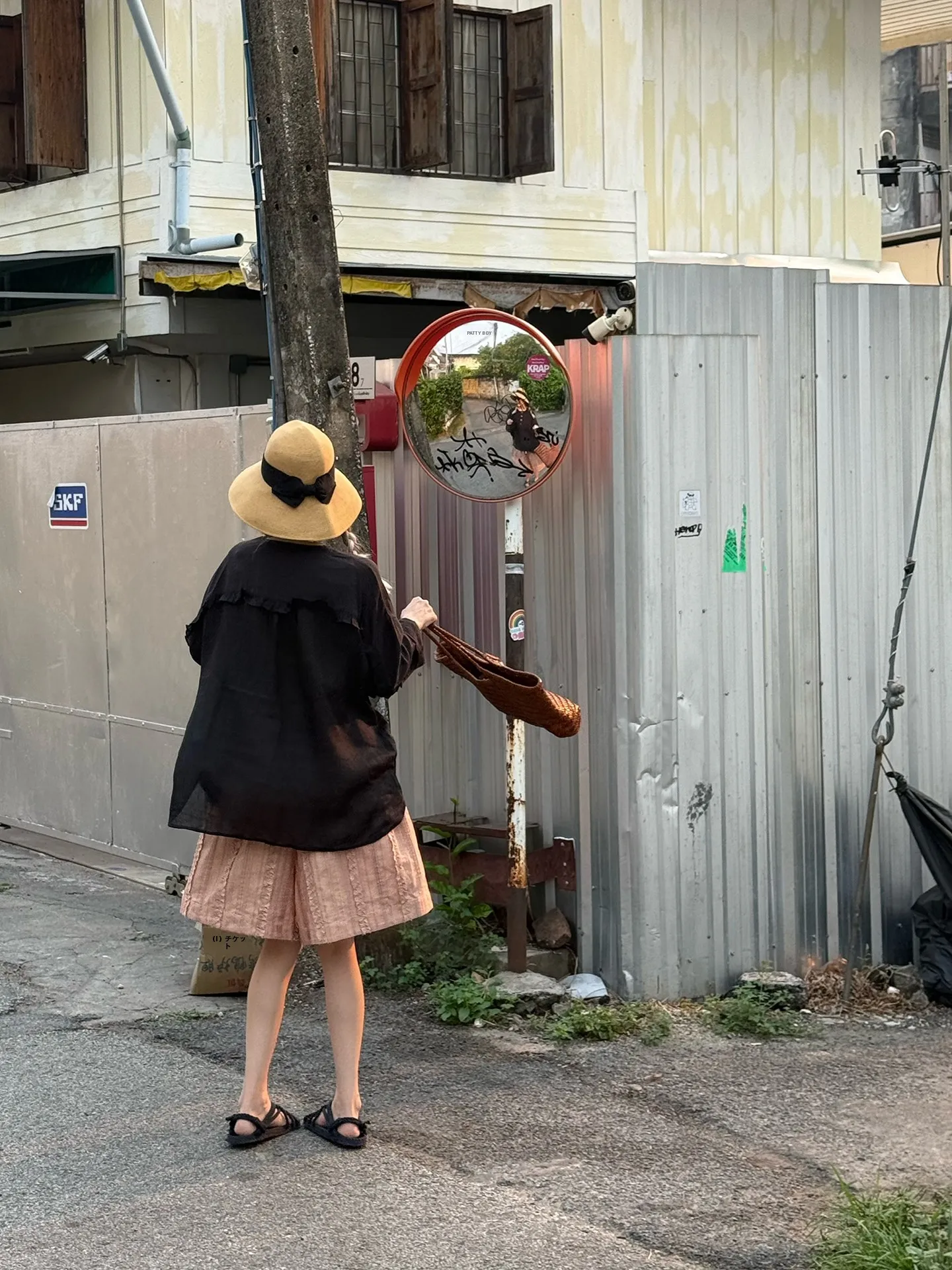 だぼっとしたズボン レディース どうやって着るの？花柄のゆったりパンツで通勤から夏のレジャーまで自在に