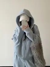 フード付きパーカとワイドレッグパンツのスタイル（セットアップ対応）