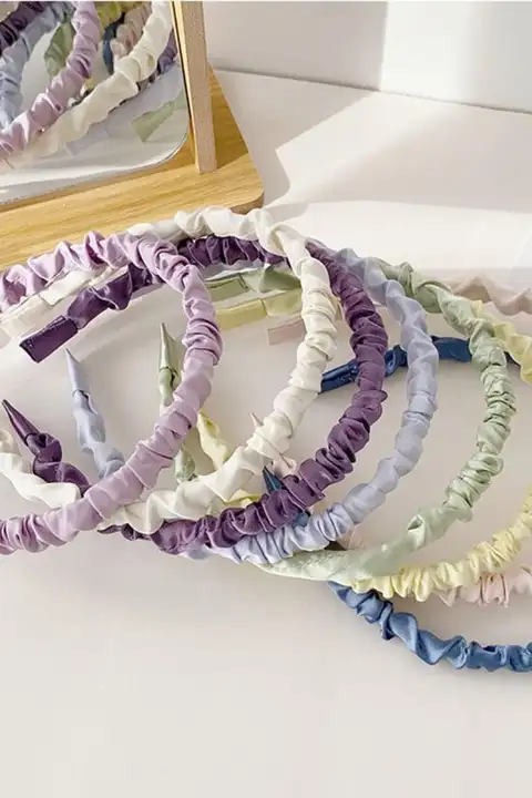シンプルデザインのサテン風ヘアバンド【皺あり・可愛いアクセサリー・お出かけ用】
