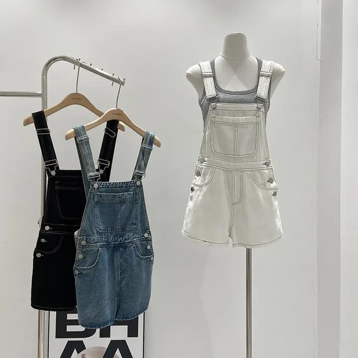 リボン付きポケットデザインのデニムオーバーオールショートパンツ【女性用・ワイドレッグ・カジュアル】（セットアップ対応）