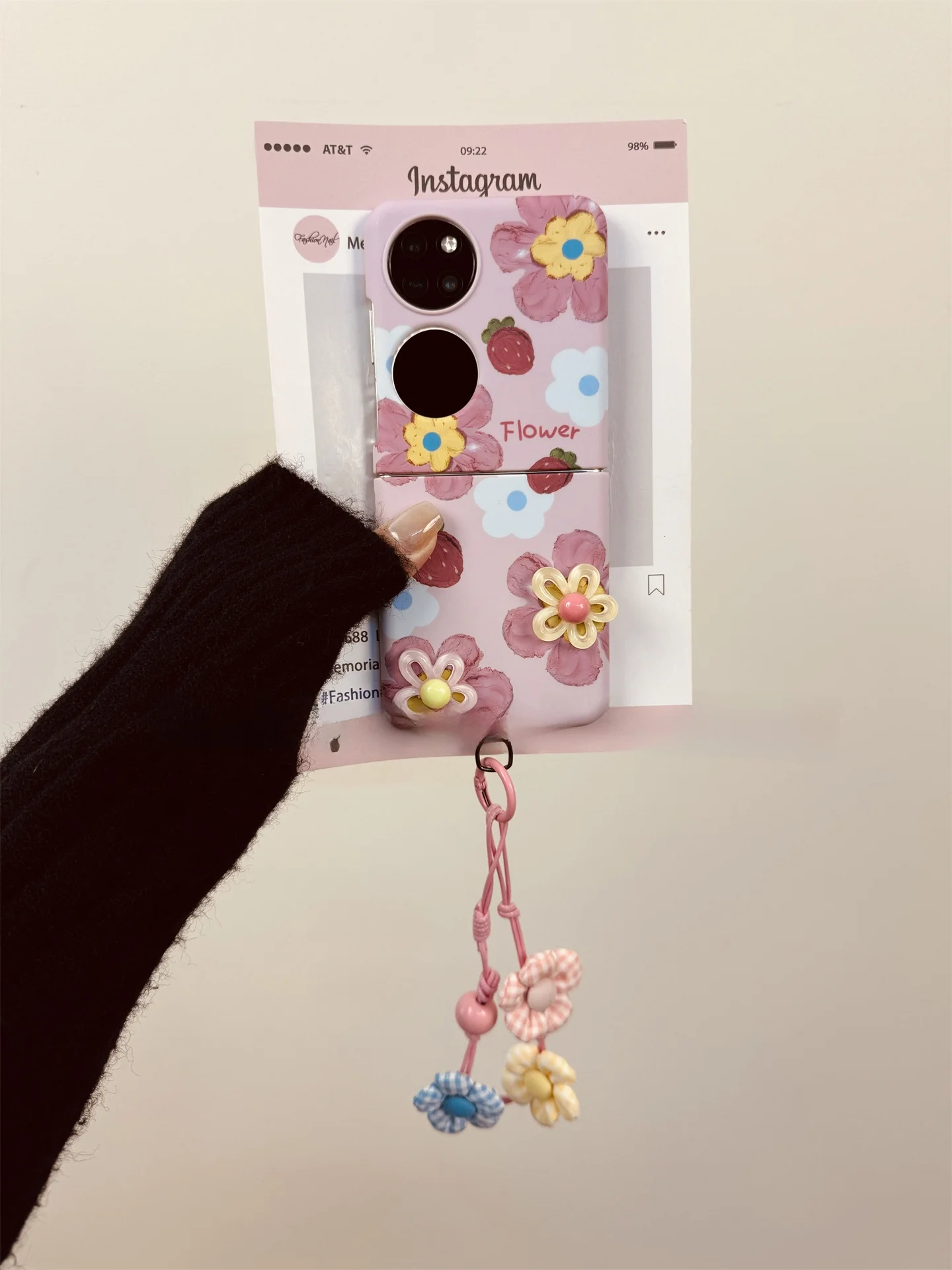 5インチスマホに合うスマホケースは？ストラップ付きのフラワーデザインケースが今、注目されている理由