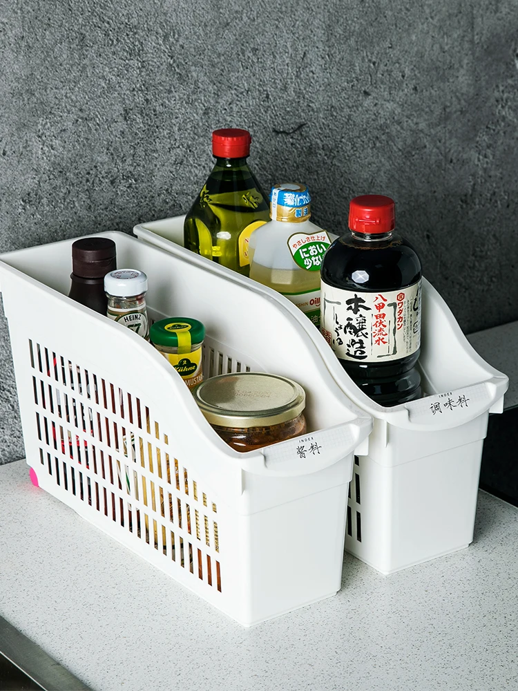 キッチン用調味料整理ボックス：水槽下収納に最適なキャスター付き収納バスケットの実用性解析
