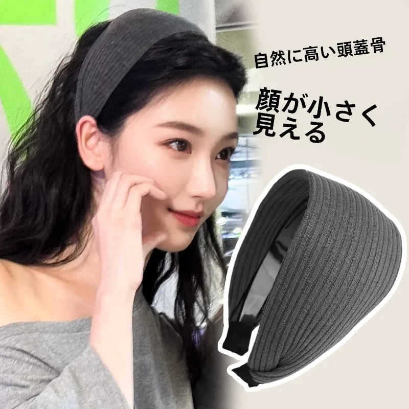 丸顔に見えるヘアアレンジを実現するには？グレーの幅広ヘアバンドが秘密兵器になる