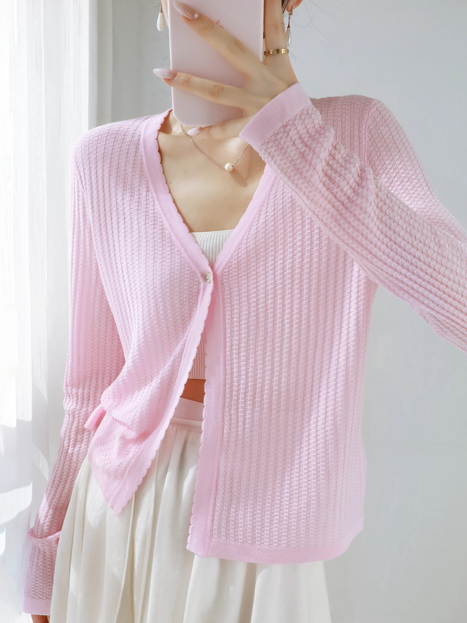 気温15度から3度の差で着るべき服は？軽量で通気性の高いカーディガンが救う