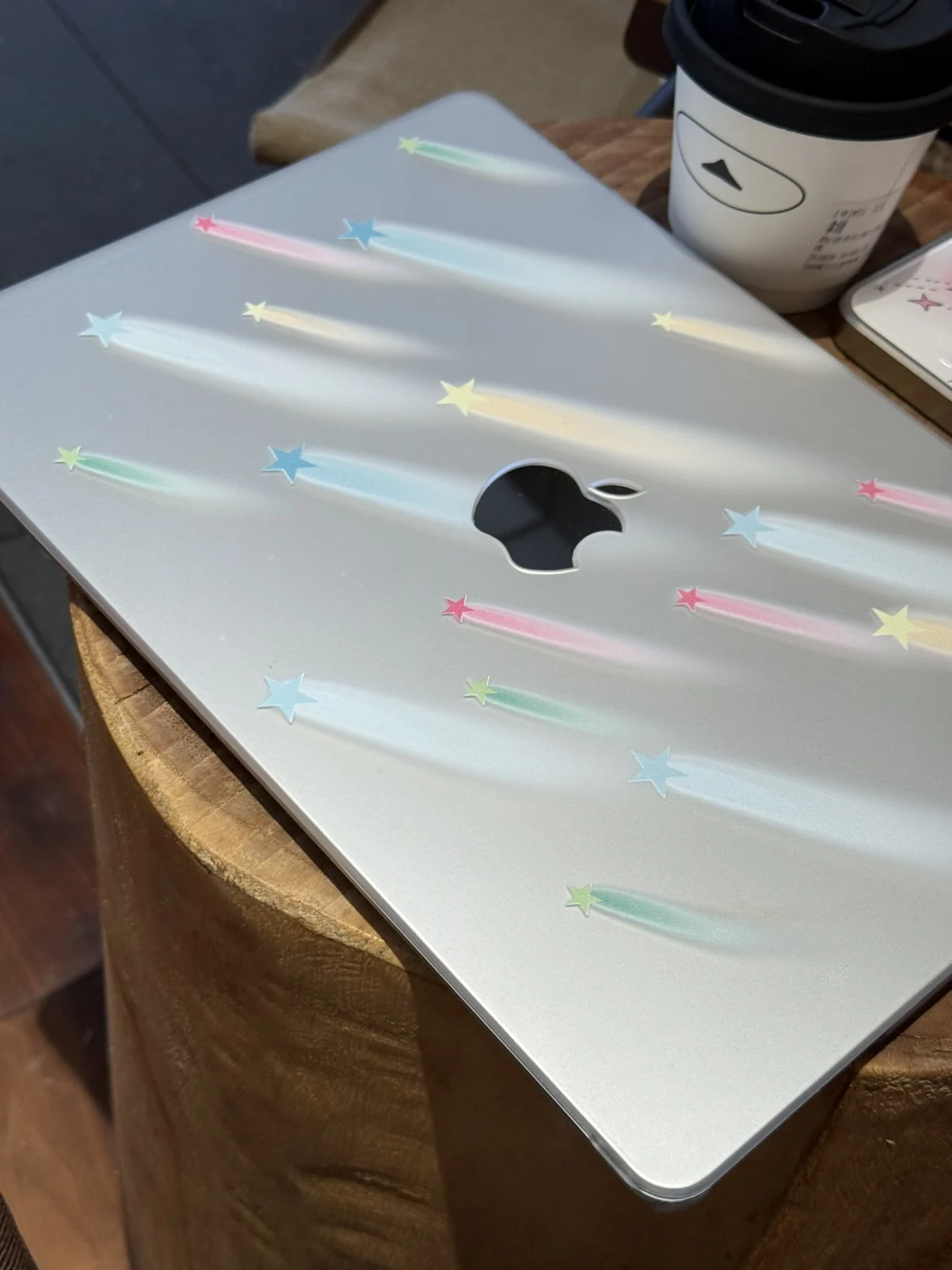 MacBook Air M2 ケースの選び方を徹底解説！厳選3選で使えるシーンと価格帯を比較