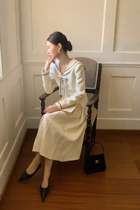ネイビー襟のショールカラードレス【ストライプニット・女性用・秋冬向け・スリムデザイン】（セットアップ対応）