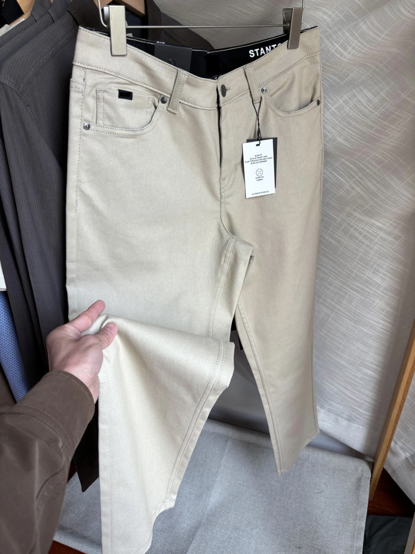 通勤の日常をシンプルに整える——チノパンを選ぶべき理由は？