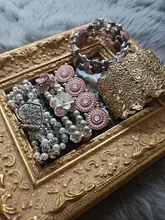 華やかな金色の花モチーフ 薄ピンク調のエラスティックブレスレット【金属製・立体感あるデザイン】