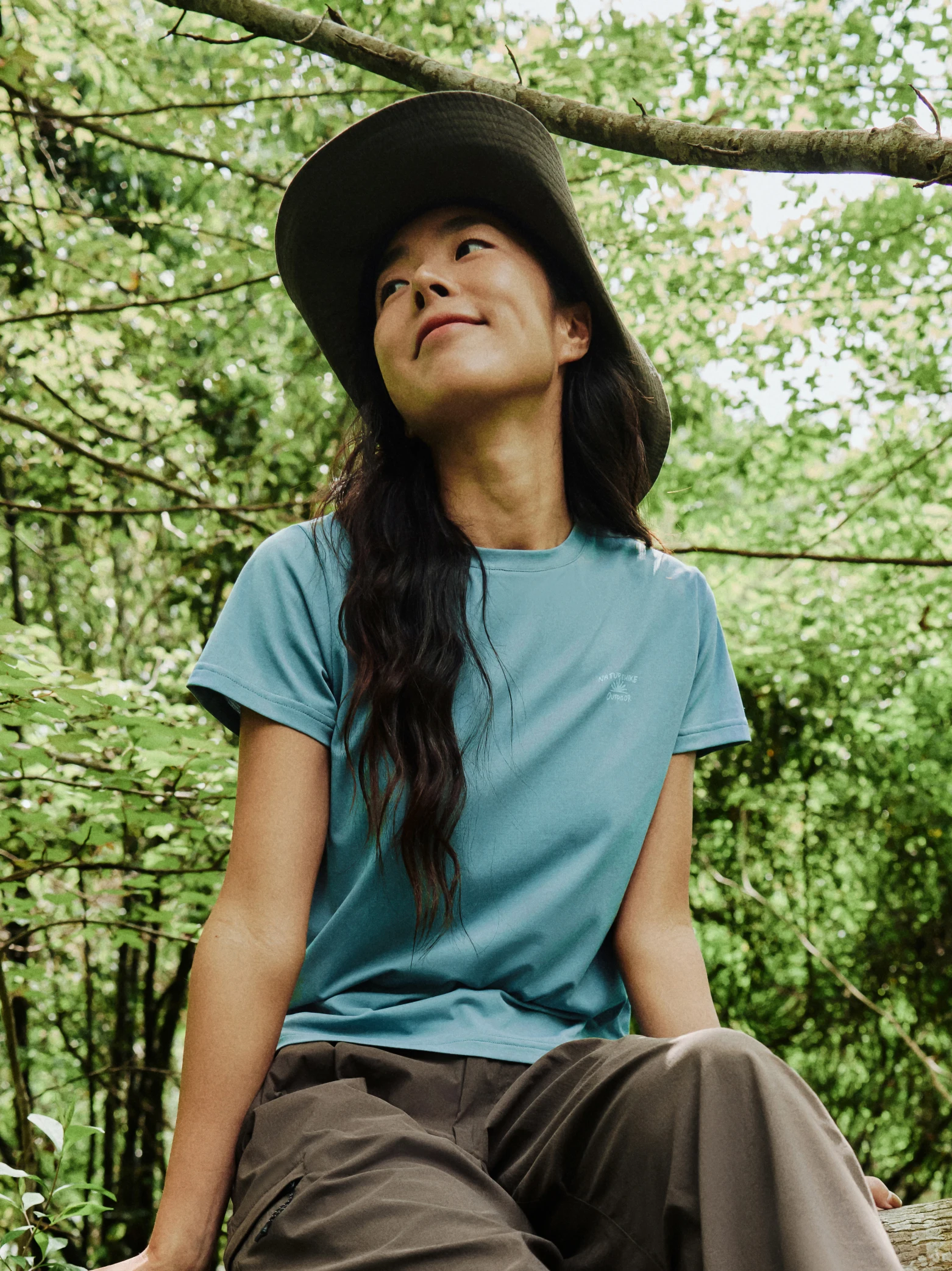 低山登山で汗をかきながらも快適に過ごすには？この1枚が鍵になる
