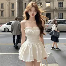 華やかなデザインの白色スクエアネックキャミソールドレス【フリル付き・夏用・セクシー】