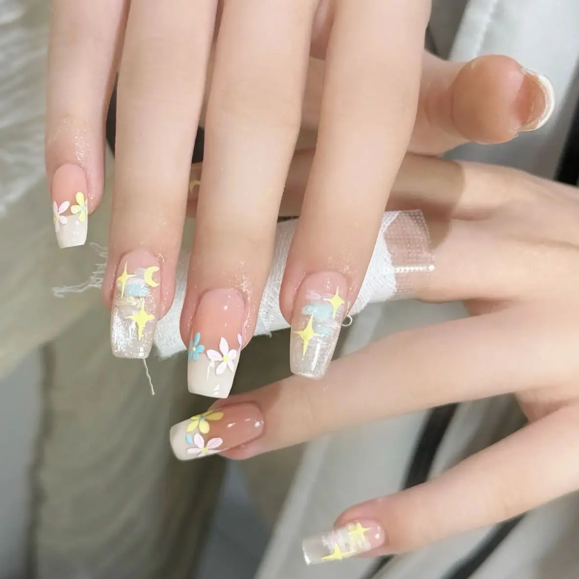 5月にぴったりのネイルデザインは？春の花柄キャットアイが旬の理由と選び方