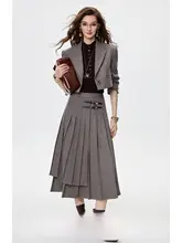 モカカラーのショートジャケットと中長丈プリーツスカート【デザイン性の高い女性用】（セットアップ対応）