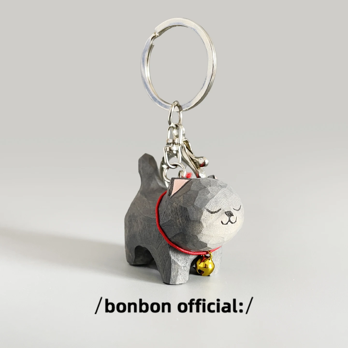 Happy Holidays にぴったりな贈り物は、手作りの木彫り青い猫キーホルダー？