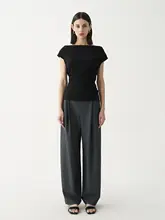 デザイン性の高い夏用オフショルダーブラックTシャツ【モダン・ショートスリーブ】