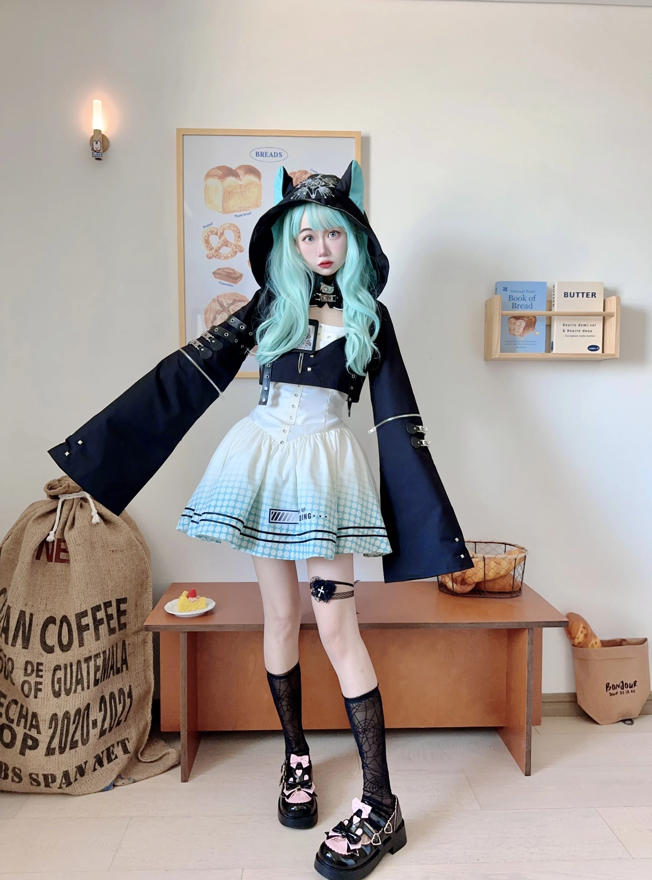 ストリート女の子が選ぶ、暗黒未来のパーカーとは？