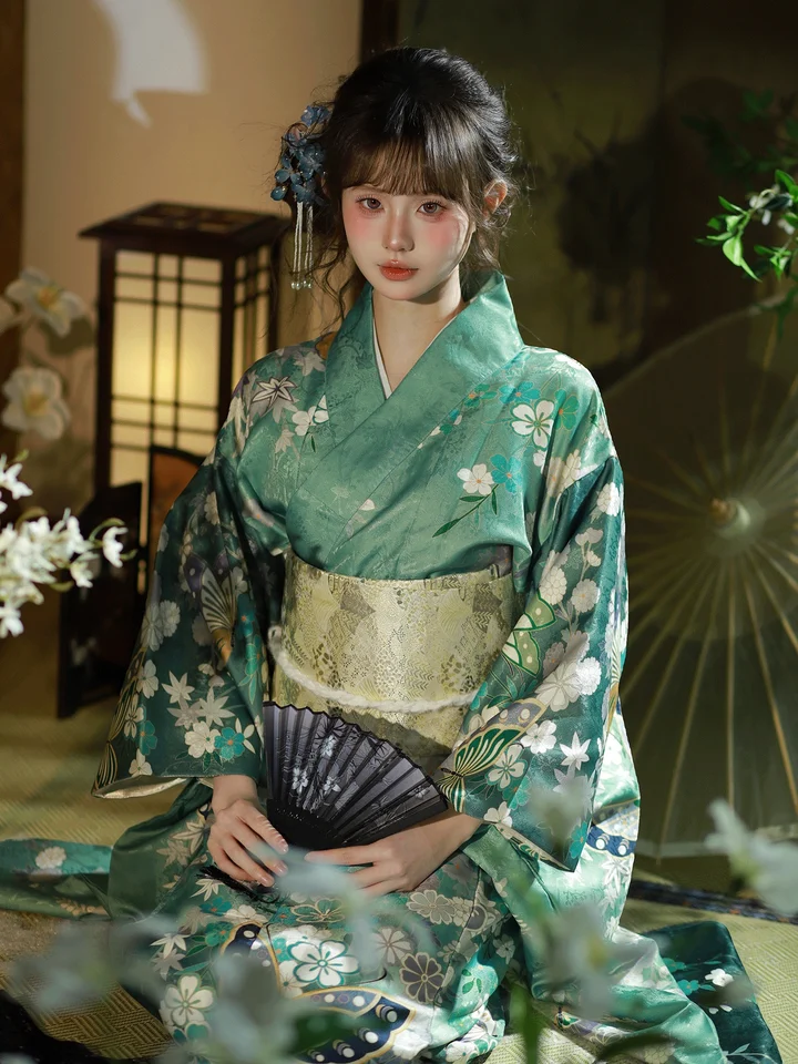 緑の蝶柄の改良振袖和服【和風暗紋デザイン・旅行撮影用】