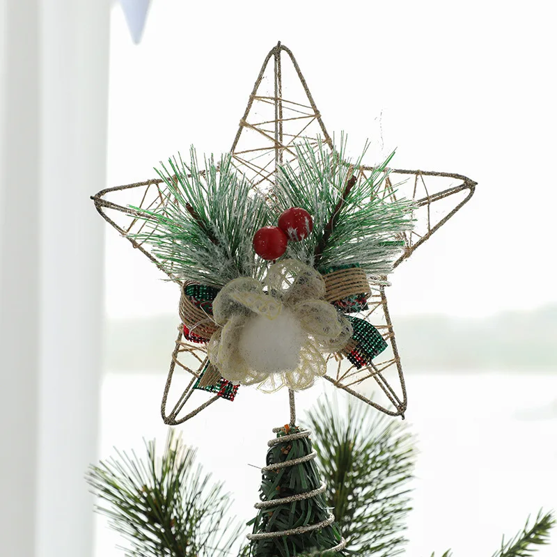 クリスマスツリーに差し込む、1つの「トップ飾り」で変わる雰囲気は？