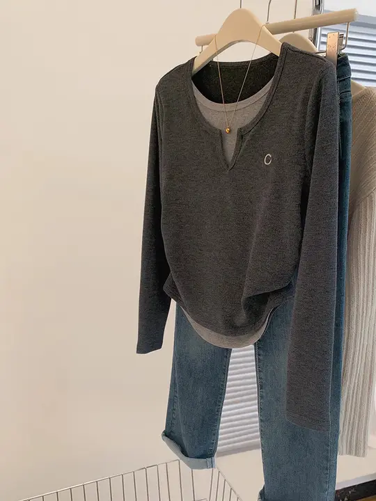 グレーVネック風レイヤード長袖Tシャツ【スリムフィット・秋春用・短丈】