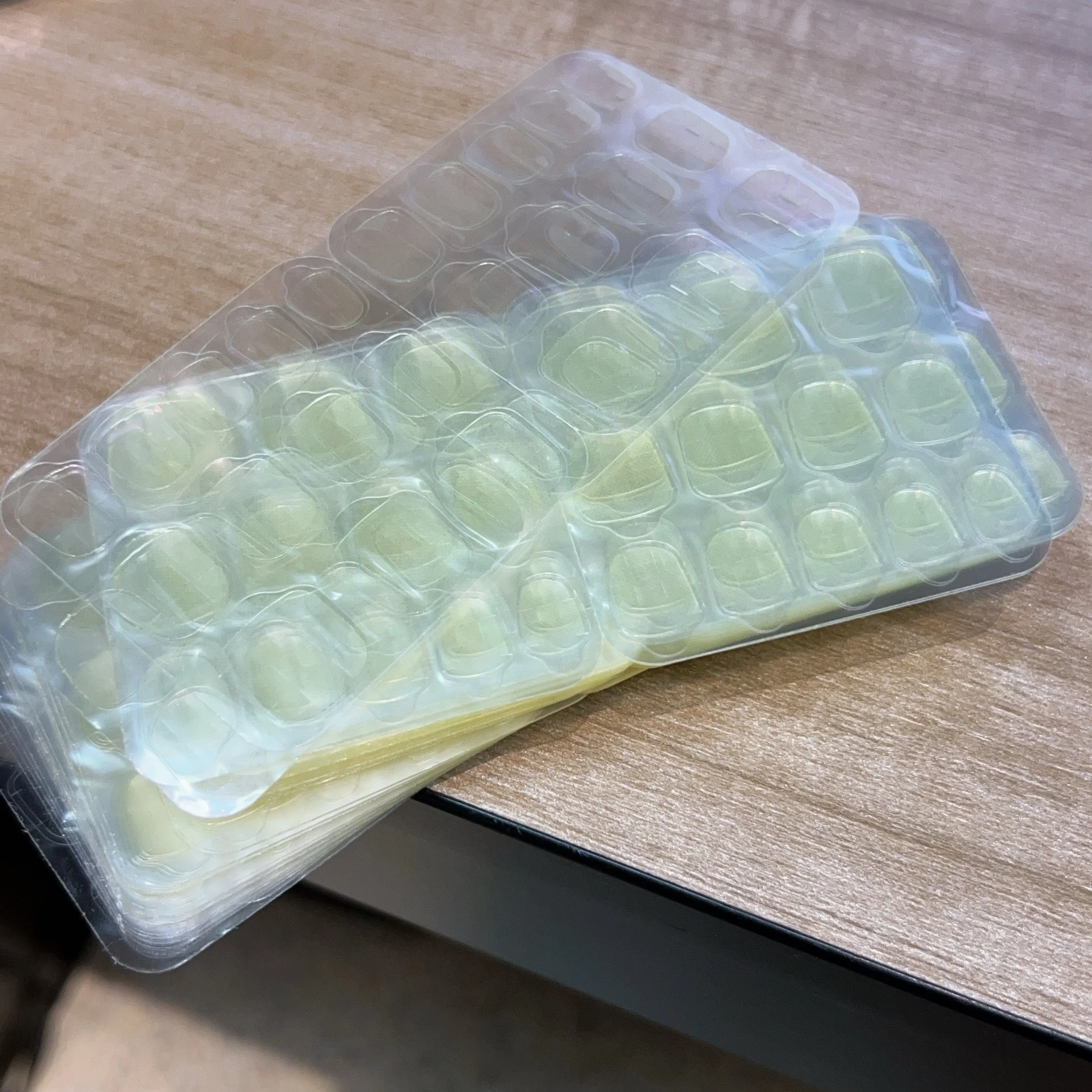 爪ひび割れに悩むあなたに、今すぐ使える「強力粘着ジェルシール」は？