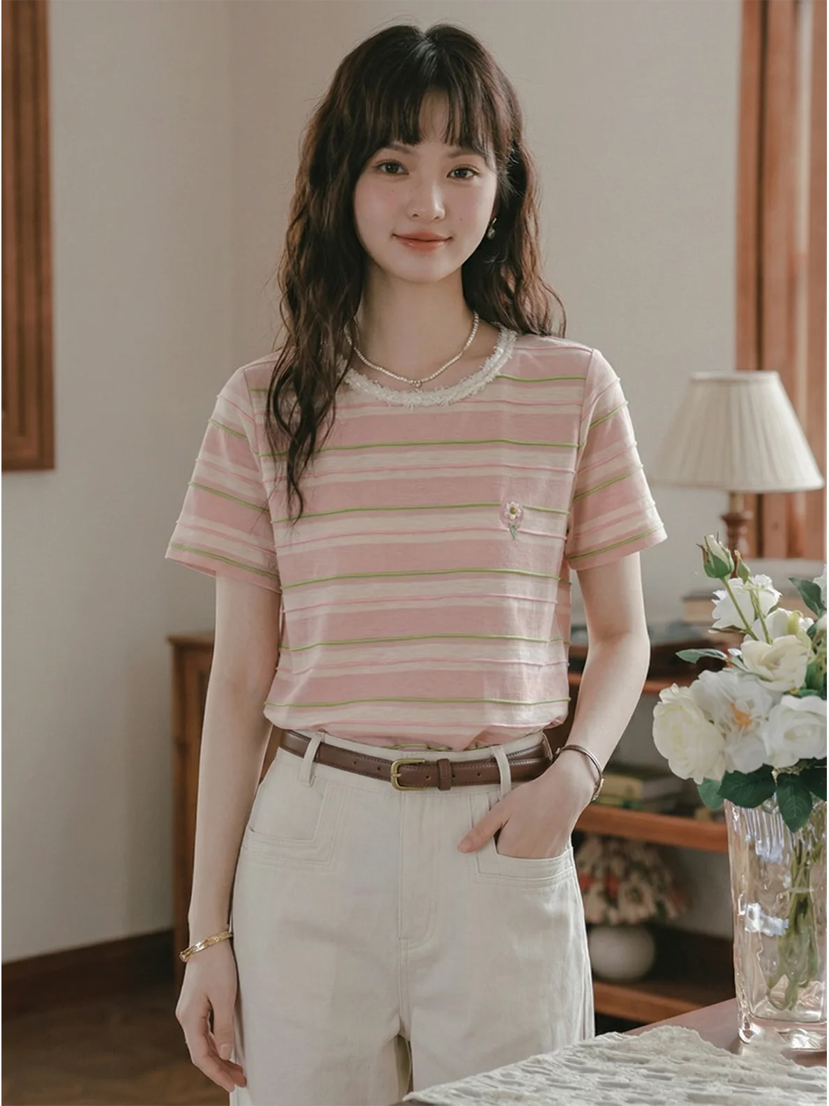 ピンクストライプのTシャツをどう選ぶ？通勤から日常まで、1つのアイテムで変わるスタイルの秘密