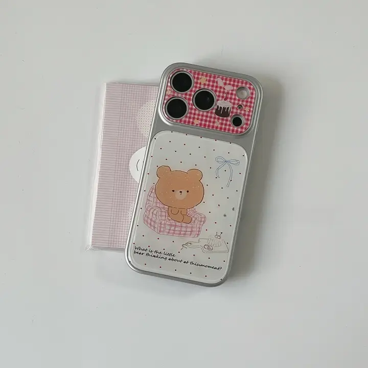 可愛い赤い水玉模様のスマホケース【ソファのクマデザイン・iPhone対応】