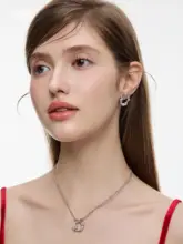 クリスマスシリーズ リースネックレス【リボン付き・ユニークデザイン・星モチーフ】
