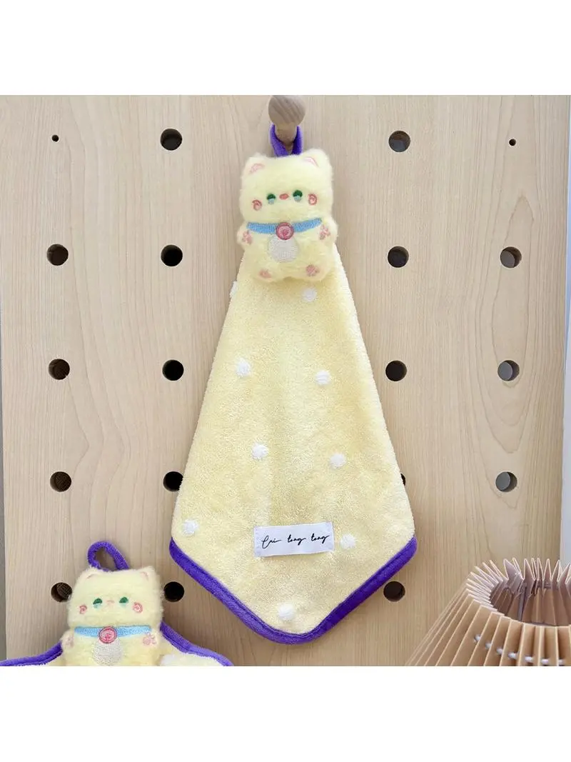 可愛らしい招き猫デザインの吸水ハンドタオル：珊瑚フリースドット模様で快適な体を拭く